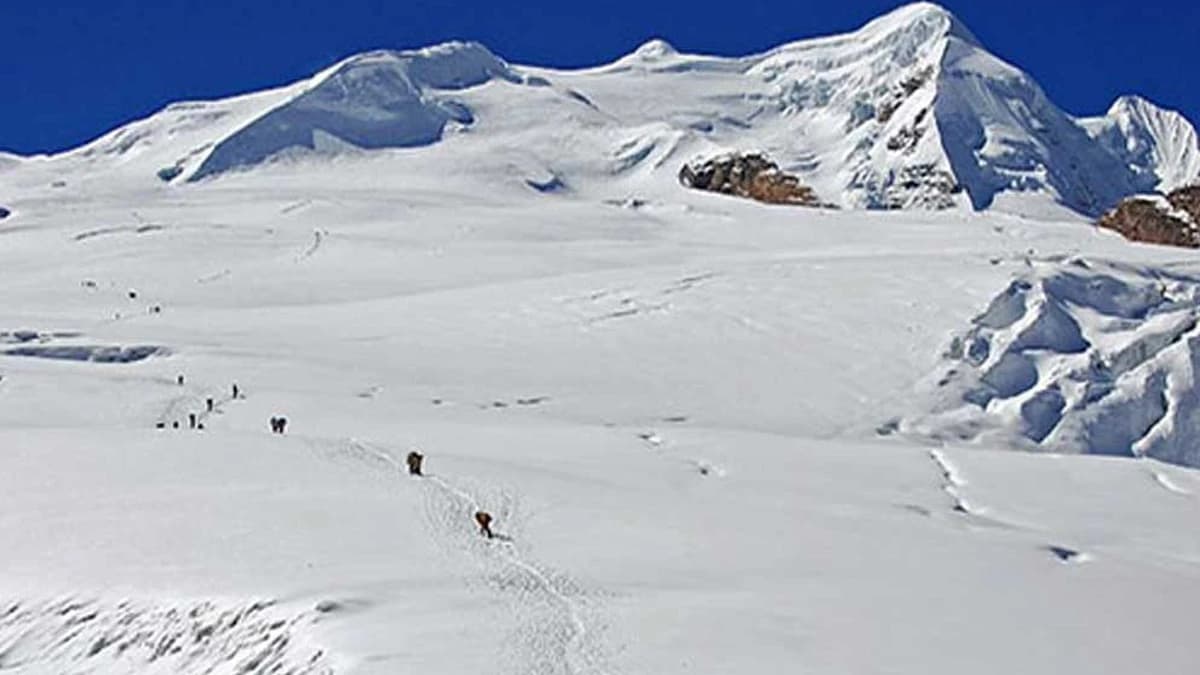 TOP FIVE BEST PEAK CLIMBING IN NEPAL